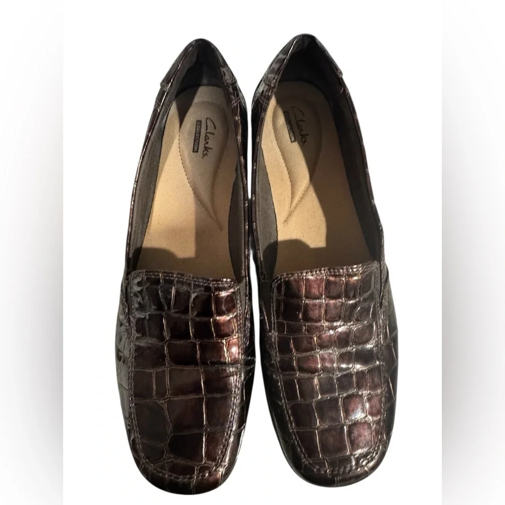 Clarks Womens Brown Patent croc embossed slip on loafers size 10